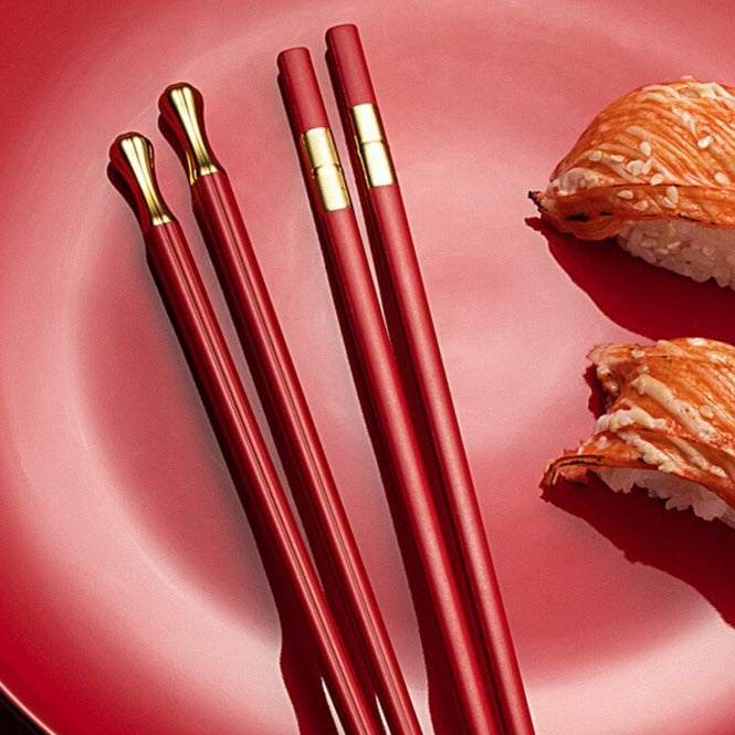 Baguettes chinoises rouges tenues - Red chopsticks Photos