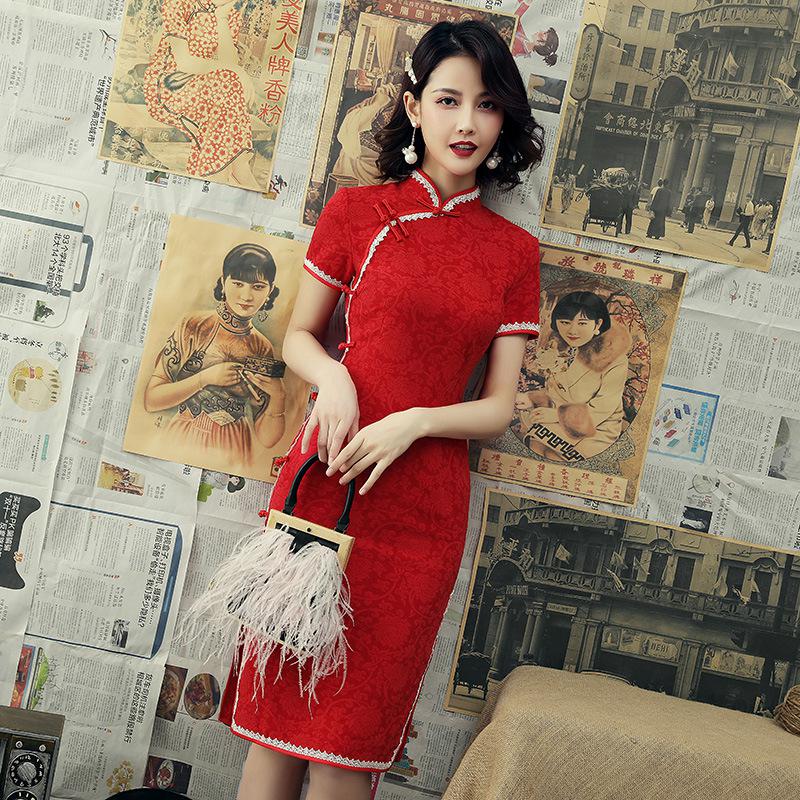 Robe Chinoise Luxe Dentelle Et Manches Courtes Cheongsam
