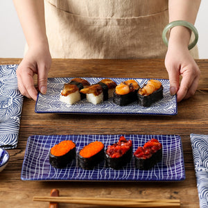 Vaisselle Asiatique Bleue Avec Assiettes À Sushi Saucière Et Couvert En Bois
